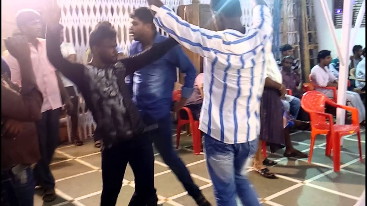 Bhandup Thevar boys dance in daravi