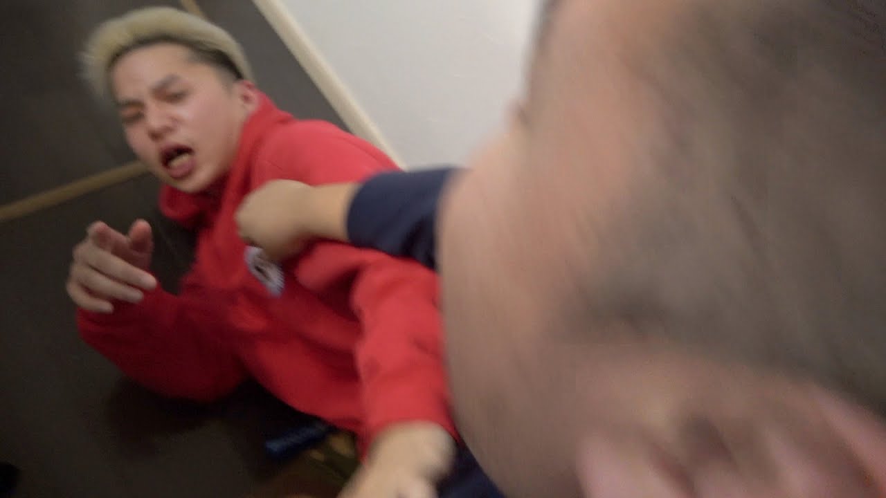 【事故映像】デブの食べ物を横取りドッキリしたらボコボコにされました。