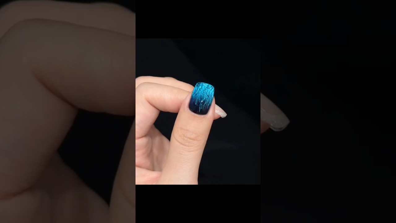 Mysterious flame pattern blue / red ombre nail art design