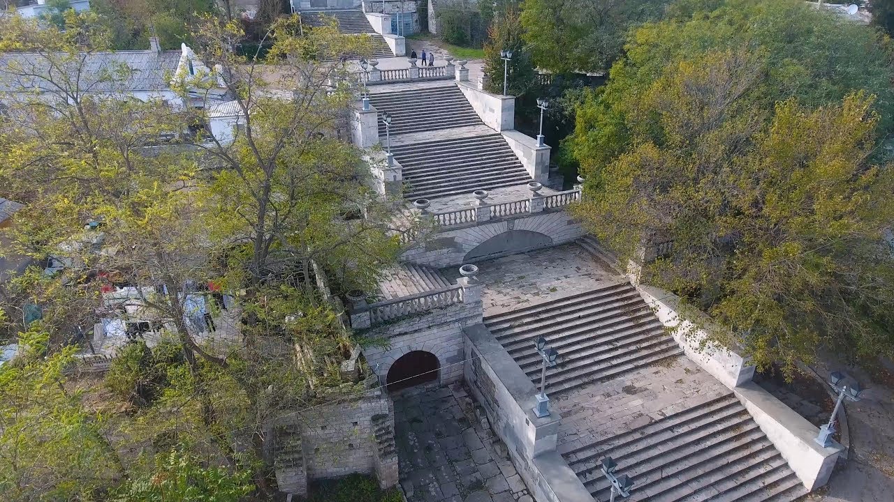 Гора в керчи с лестницей