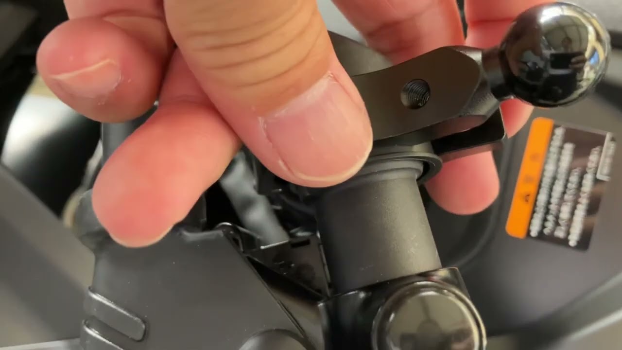 GSX8R スマホホルダーステー取り付け 1