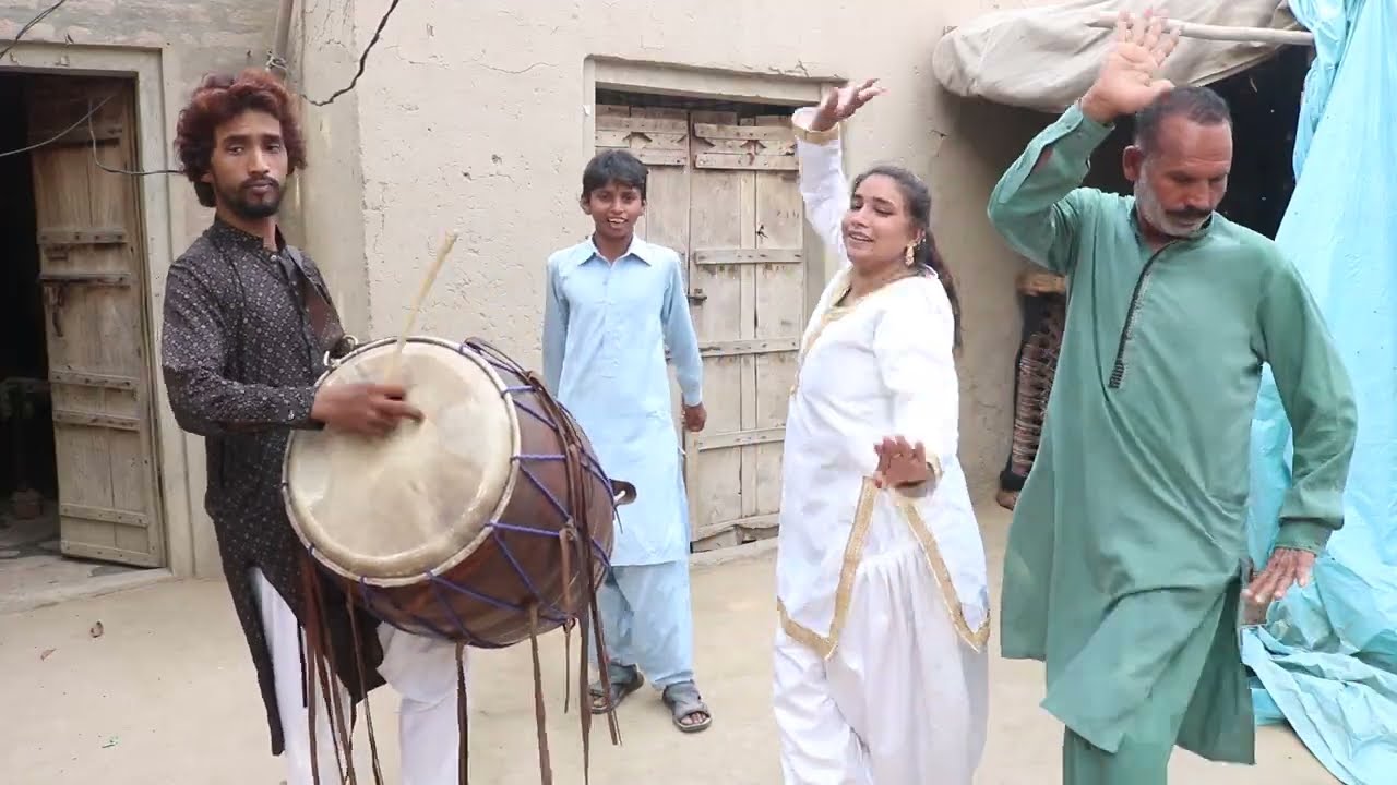 Punjabi girl new dhol dance 2025 | desi aunty vs young boy dance | saraiki song  jhumer
