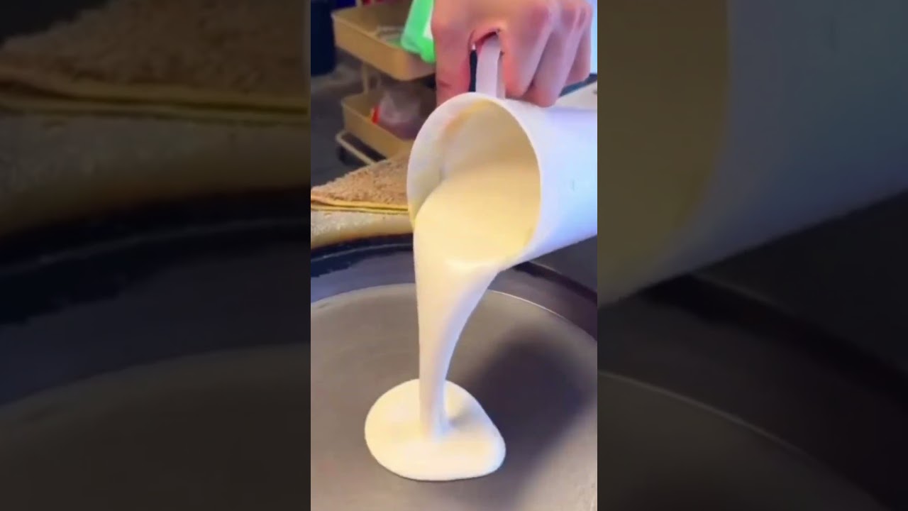 Making martabak with a unique shape and decorative motif