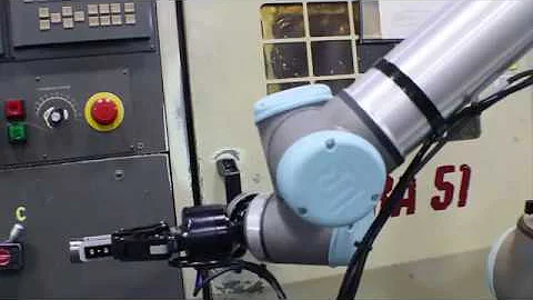 UR10 WITH DUAL 2F-85 ROBOTIQ GRIPPERS MACHINE TENDING CNC LATHE - Automation