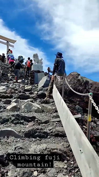 climbing Fuji mountain! 🗻🇯🇵 incredible things in Japan