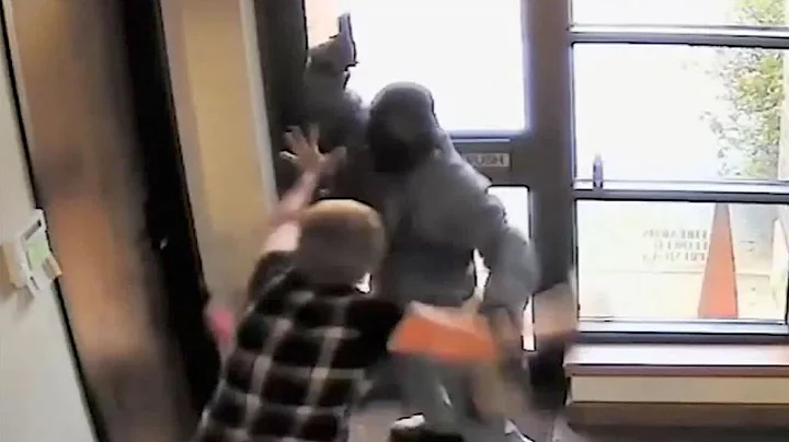 60-year-old Texas bank teller fights off armed rob...
