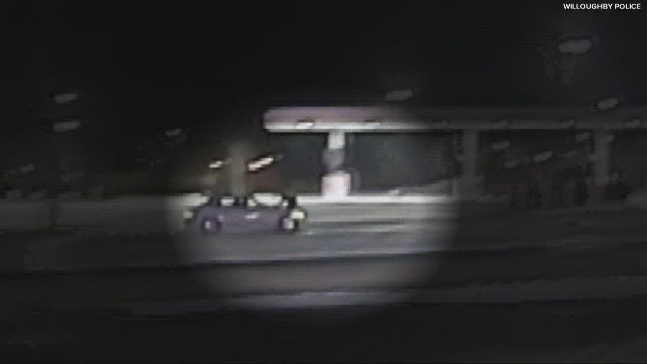 Suspected teen dine-and-dashers speed away from Willoughby Buffalo Wild Wings with employee on car