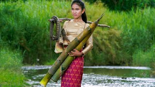 Snake & Bamboo Shoot Cooking with Beautiful Girl - Delicious Food in Wild - Dalin Ancient Life