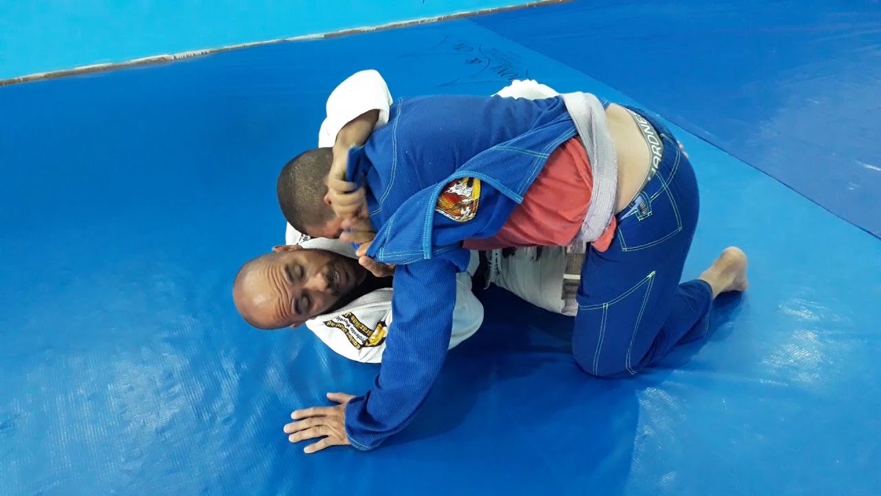 Estrangulamento top na Meia Guarda e Cem kg (baseball)