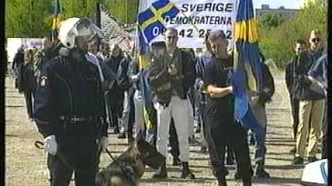 Peter Jihde hotas av sverigedemokrate...  och attackeras av polishund.