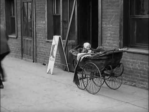 Charlie Chaplin Il monello 1921   La nascita di un padre