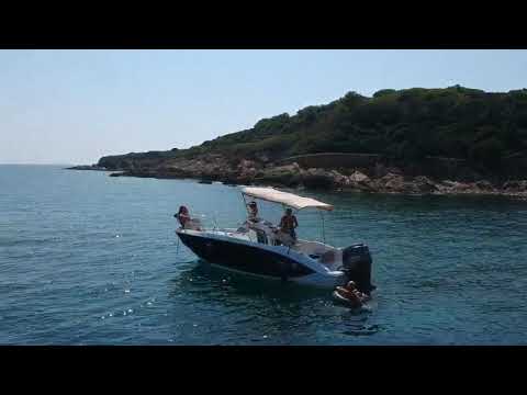 Bateau Idea 70 motorisé yamaha 250 au mouillage à port cros, et entre les îles et le lavandou.