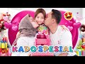 Capture de la vidéo Leika Kasih Hadiah Spesial Valentine Untuk Ayah Dan Bunda 🥰 Tompel Cemburu Ga Dikasih Coklat