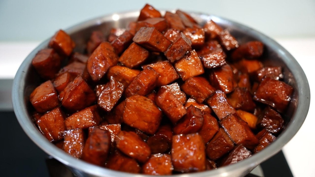 一鍋滷豆干《熬出味的人生》 如果你也正覺得生活平淡、充滿磨難，說不定你只是正在『收汁』。願我們都能在平凡裡沉著，在時間裡變深。