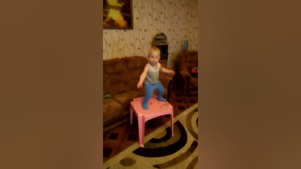 Малыш танцует - YouTube