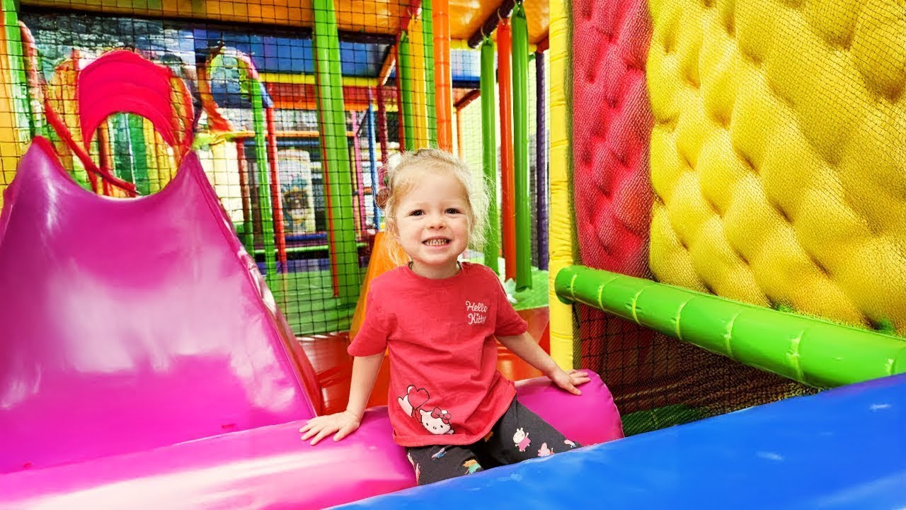 Ultimate Play – Анна Мария на неоновой площадке: горки, сетки и прыжки!