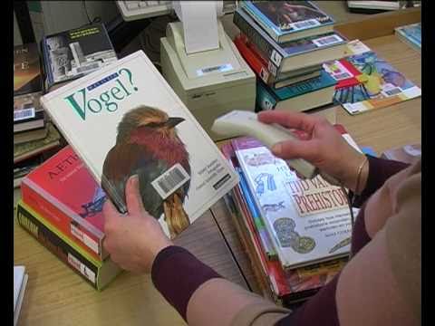 Video: Hoe Om By Die Biblioteek Uit Te Kom?