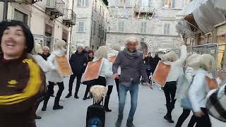 Raffaella Carrà Balla in Corso Trieste