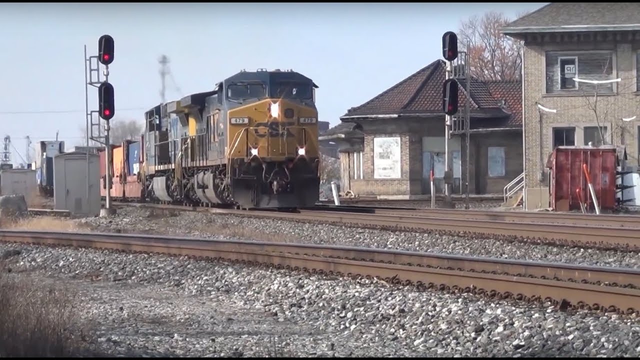 CSX 479 leading intermodal train highballs the Deshler diamond - YouTube