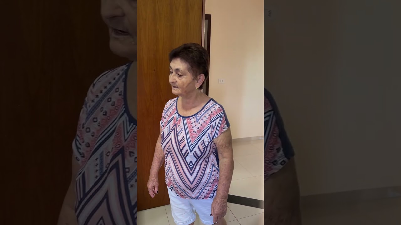 Ela tinha inv3ja da vizinha porque comecou vender roupas usada