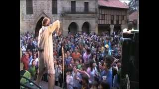 Abajo el estudiar Los titiriteros de Binefar actuando en Santillana del Mar