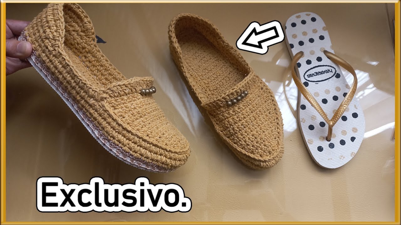 Sapato mocassim feito de crochê em chinelo havaianas com a linha polipropileno e barbante número 6.