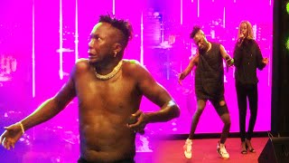 Kabako ayimbide Mukyala we akayimba ku stage. Akyamude abantu mu Kivulu kya UG Connect