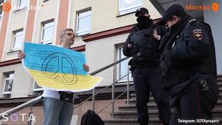 🟠Пикет в Москве против мобилизации с флагом Украины и знаком мира