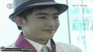 2PMs Nich-Khun eating