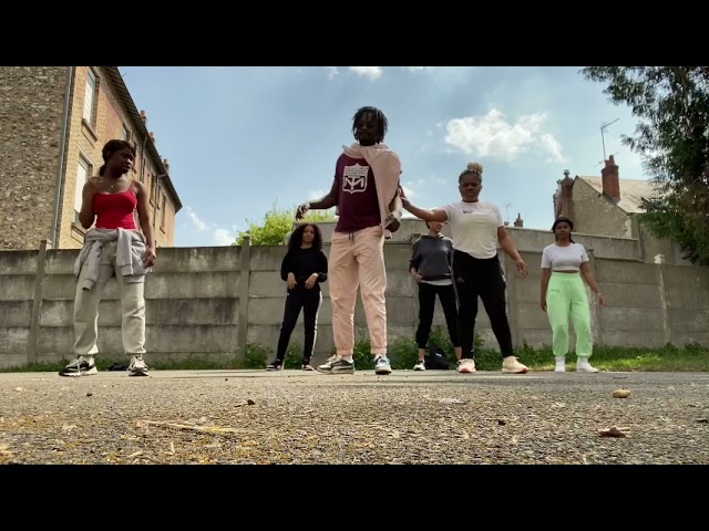 On se réchauffe avec la danse de Baruc