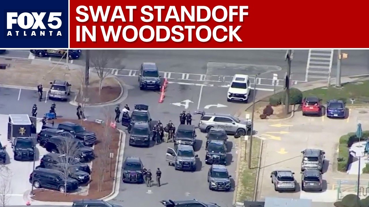 'Someone's in there with a gun': Woodstock shop standoff | FOX 5 News ...