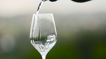 video white wine  pouring in slow motion