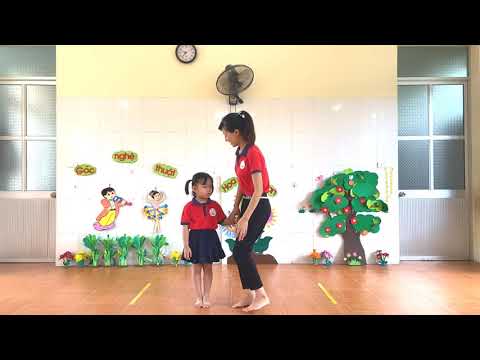 Hoạt động tung và bắt bóng với cô 3-4 tuổi!