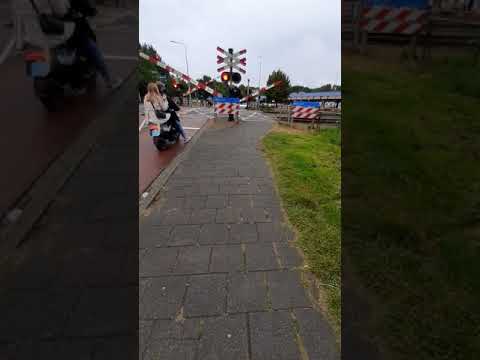 Spoorwegovergang Groningen // Dutch railroad crossing