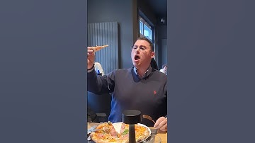 Man surprises restaurant by bursting into classic opera singing 🤩❤️