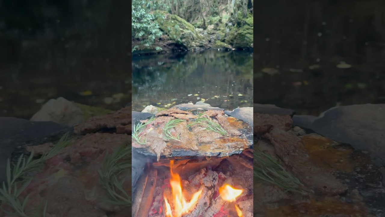 Doğal Taş Üzerinde Biftek Dolgulu Burger - Steak-filled burger on natural stone