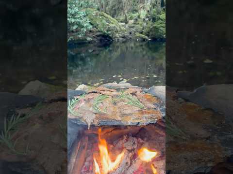 Doğal Taş Üzerinde Biftek Dolgulu Burger - Steak-filled burger on natural stone