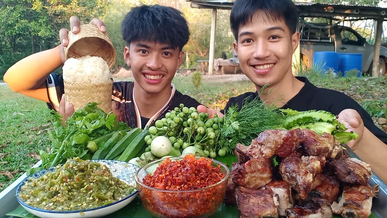 ข้าวนํ้าพริกหนุ่ม นํ้าพริกกากหมู ซี่โครงหมูอบนุ่มๆ มากินข้าวด้วยกันครับ.