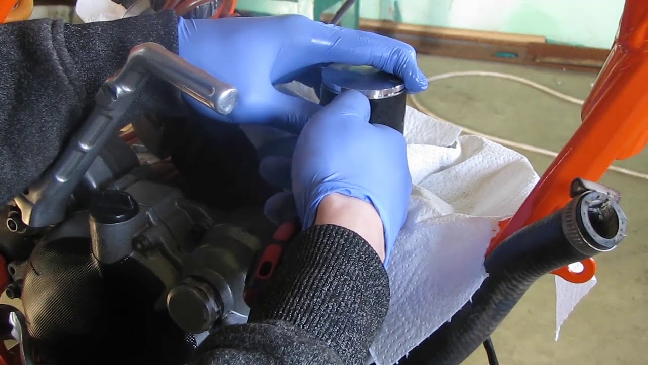 Składanie zaworu wydechowego - tłoka - ktm sx 125 2008