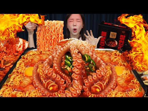 대왕낙지 들어간 🔥 역대급 매운 장인 라면 &amp;<strong>amp</strong>; 꼬마김밥 먹방 Giant Octopus with Spicy Ramen Kimbap Mukbang <strong>ASMR</strong> Ssoyoung