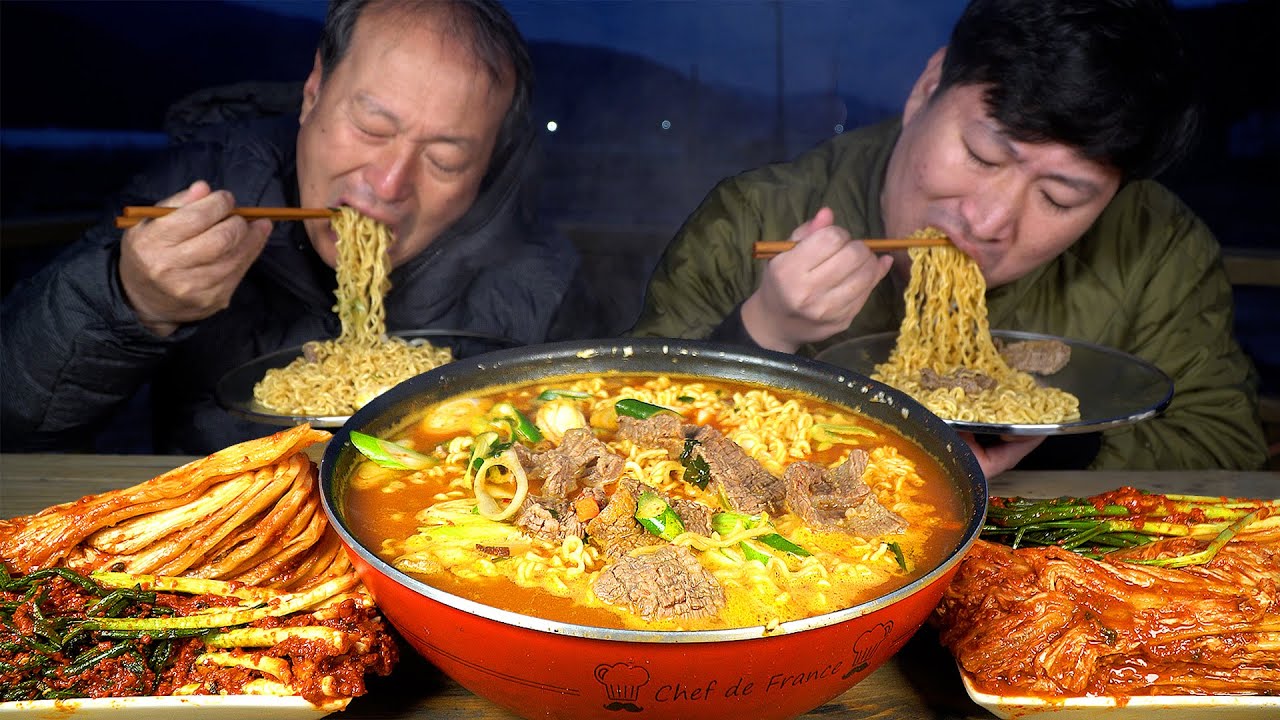 Лапша быстрого приготовления с говяжьим костным бульоном, говяжья грудинка - кулинарное шоу Мукбанг.
