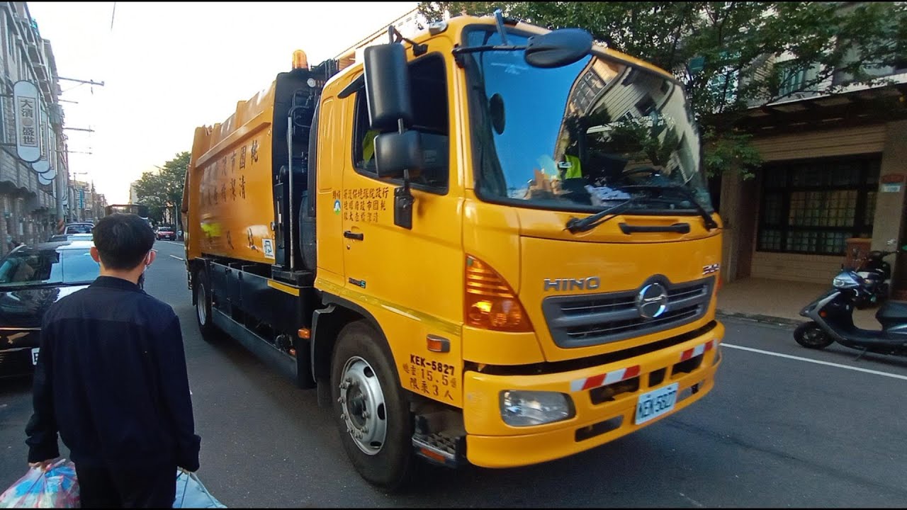 平鎮區隊垃圾車KEK-5827，資收車KEG-3368
