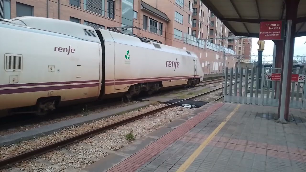 Alvia S 130 (Rama 38) destino Barcelona Sants entrando y saliendo de la estación de Ponferrada 