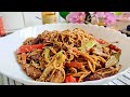 من المطبخ الآسيوي نودلز باللحم و الخضار على طريقة ارقى المطاعم
