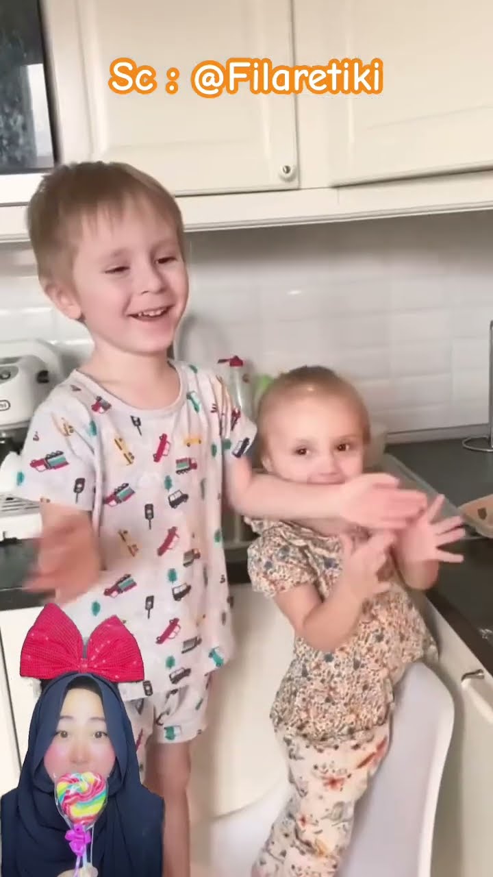 MEREKA MASAK KUE DAN MEMBUAT DAPUR BERANTAKAN ⁉️ tapi Kakak kasih Papa Pembersih sekali Usap ?