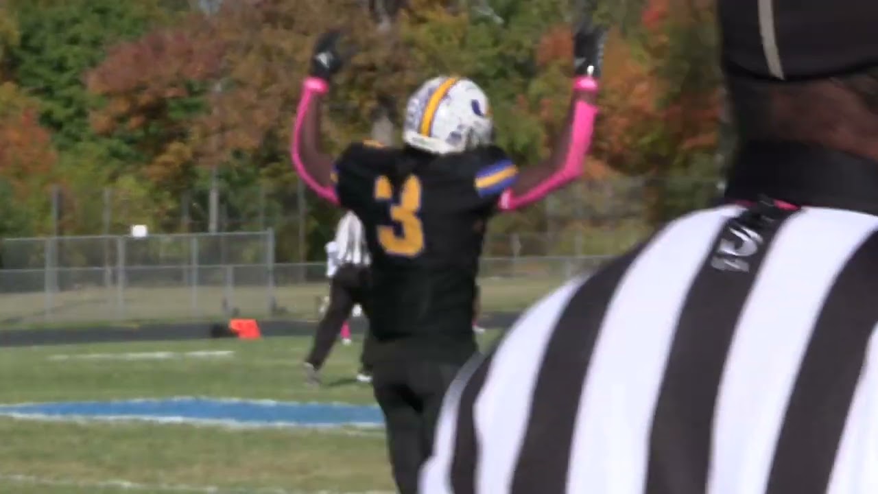 Redford Union 2023 QB Cory Chavis hits a streaking Redford Union 2023