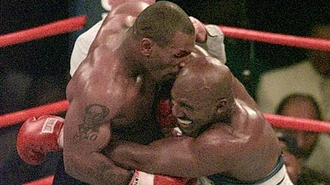 Como ficou a orelha de Holyfield?