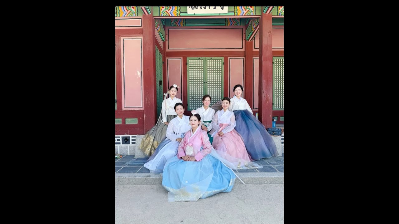 今天穿上韩服和姐妹们一起拍照片 