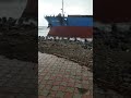 Из-за штормового судно прибило к берегу Приморского бульвара. Холмск. Сахалин.