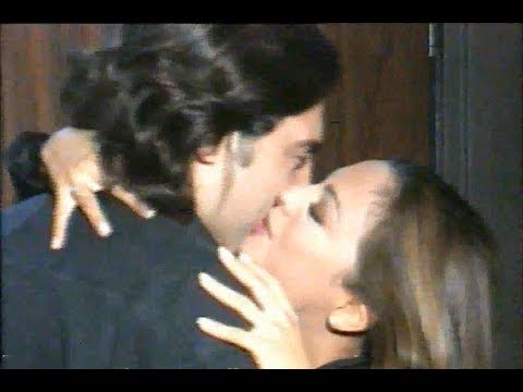 Ebru Gündeş, Gökhan Arsoy'u Deli Divane setinde öpmelere doyamadı (Paparazzi, 1997)